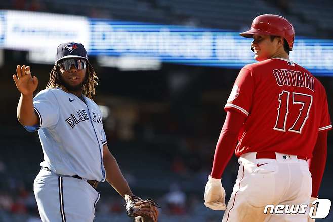 블라디미르 게레로 주니어(왼쪽)와 오타니 쇼헤이(오른쪽). © AFP=뉴스1