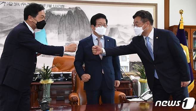 윤호중 더불어민주당 원내대표(오른쪽)와 김기현 국민의힘 원내대표가 28일 오전 국회에서 열린 박병석 국회의장 주재 언론중재법 관련 여야 원내대표 회동에서 주먹 인사를 나누고 있다. 2021.9.28/뉴스1 © News1 오대일 기자