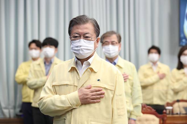 문재인 대통령이 28일 오전 청와대 여민관 영상회의실에서 열린 국무회의에서 국민의례를 하고 있다. 대통령 뒤로 서훈 국가안보실장이 보인다./뉴시스