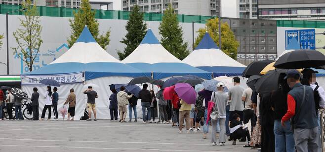 28일 오전 서울 송파구 올림픽공원 앞에 설치된 임시선별검사소에서 시민들이 코로나19 검사를 받기 위해 대기하고 있다. /연합뉴스