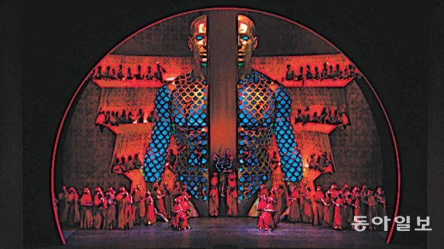 생상스는 오페라 ‘삼손과 델릴라’에서 동방의 음계를 이용해 이국의 정취를 효과적으로 표현했다. 뉴욕 메트로폴리탄 오페라가 2018년 공연한 ‘삼손과 델릴라’. 동아일보DB