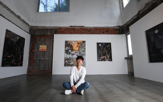 이혁 작가가 27일 자신의 첫 개인전이 열리고 있는 서울 종로구의 아트스페이스 이색 갤러리에 앉아 있다. 이한호 기자