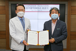 고대의료원 김영훈 의무부총장(왼쪽)과 국립정신건강센터 이영문 센터장이 사진을 촬영하고 있다./사진=고대의료원