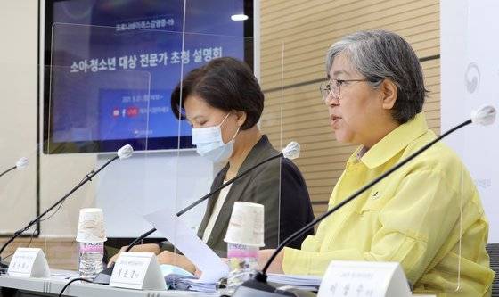 정은경 질병관리청장이 27일 충북 청주시 오송읍 질병청 브리핑실에서 코로나19 4분기 접종계획 및 소아·청소년 접종 관련 전문가 초청 브리핑을 하고 있다. 왼쪽은 최은하 예방접종전문위원회 위원장(서울대 어린이병원 소아청소년과 교수). 뉴스1