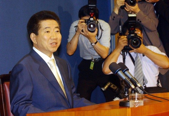 노무현(盧武鉉) 대통령이 취임직후인 2003년 청와대 춘추관을 방문, 논란이 일고 있는 신행정수도 이전에 관한 공식 입장을 표명하고 있다.