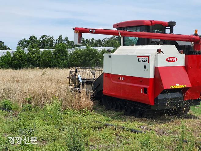 제주도 농업기술원 서부농업기술센터는 파종부터 수확까지 필요한 농기계를 장기 임대하는 ‘일관기계화 농업기계 임대사업’을 하고 있다. 제주서부농업기술센터 제공