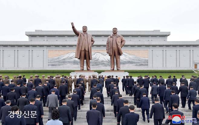 북한 최고인민회의 제14기 제5차 회의에 참가하는 대의원들이 지난 27일 평양 만수대 언덕을 방문해 김일성 주석과 김정일 국방위원장의 동상에 화환을 진정했다고 조선중앙통신이 28일 보도했다. 조선중앙통신·연합뉴스