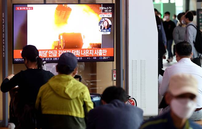 Citizens watch a news report on North Korea's missile launch at Seoul Station in central Seoul on Tuesday. (Yonhap)