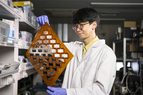 Jang Bong-kyun, a researcher at the Korea Institute of Machinery and Materials, holds the stretchable battery structure. (KIMM)