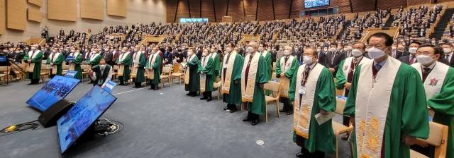 예장통합 증경총회장과 총대들이 28일 경기도 한소망교회에서 열린 106회 정기총회 개회에 앞서 일어섰다.