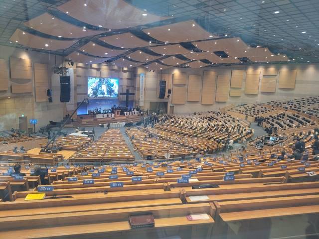 부총회장 선거가 진행되는 중 회의장 모습. 투표를 마친 총대들이 점심식사를 하러 회의장을 떠나면서 회의장이 텅 비어 있다.