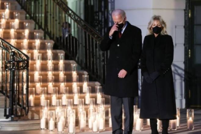 조 바이든 미국 대통령과 부인 질 바이든 여사가 코로나19 사망자 추모행사에서 묵념하고 있다./사진=로이터
