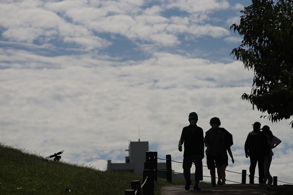 28일은 전국이 흐리고 선선하다. 사진은 지난 26일 서울 송파구 올림픽공원에서 시민들이 산책하는 모습. /사진=뉴시스