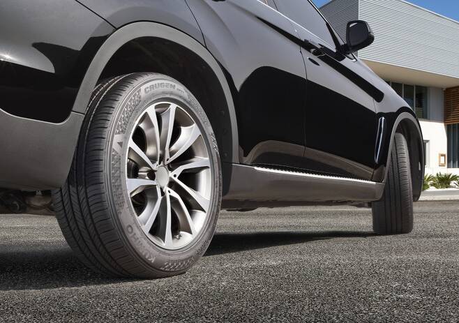 닛산 SUV ‘패스파인더’ 5세대 모델에도 255/60R18 규격의 크루젠(Crugen) HP71 타이어가 기본 장착된다. /사진제공=금호타이어