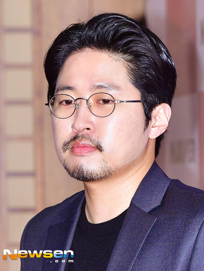 It was revealed that the writer who homed Hometown was director Cho Hyun-hoon of the movie Dream Jane.Cho Hyun-hoon said on September 28th that he was home to the TVN drama Hometown under the pseudonym Jujin through the Official Announce.Cho Hyun-hoon, who was identified as a sexual violence perpetrator in March 2018, said, I am the author of the pseudonym Joo Jin,I am also right to do the wrongs I should not do to my colleagues in the film industry, and I did not intend to deny or hide the work at the time, and my mind has not changed.I am still constantly recounting and reflecting on the work, said Official Announce.A 2018 informant said Cho Hyun-hoon was the first person to reportAfter the closing ceremony of the Indy Forum, he revealed that he had applied sexual violence to him at the post.At that time, Cho Hyun-hoon acknowledged the fact of sexual violence and said, I will stop all official activities and work in the future and have time for self-reflection and reflection.Meanwhile, Hometown is a mystery thriller in which a detective chasing a murder case in 1999 and a woman searching for a kidnapped nephew are digging into secrets against the worst terrorists in history. Actors Yoo Jae-myeong, Han Ye-ri, Um Tae-gu and Ire are appearing.Cho Hyun-hoon.I am cautious about the article reported the day before, but I would like to tell you my position.I am the writer of the pseudonym Joo Jin,I am also right that I did wrong to my colleagues in the film industry.I am very sorry for those who have suffered from my mistakes, my colleagues in the film industry, and the viewers and officials of the work that is on air.I still had no intention of denying or hiding it, and my mind has not changed, and I am still constantly recounting and reflecting on it.I will do anything to help you, if you are hurt by me. I will not forget my fault, I will reflect deeply and repent.