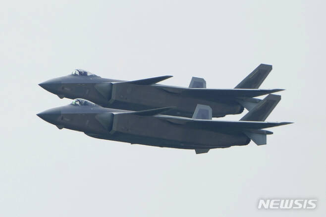 [주하이(중 광둥성)=AP/뉴시스] 28일 중국 광둥성 주하이에서 개최된 에어쇼에서 중국 차세대 스텔스 전투기 '젠-20(J-20)' 두 대가 시범비행을 하고 있다. 이날 중국은 자국 국산 엔진이 장착된 J-20을 최초 일반에 공개했다. 2021.09.28