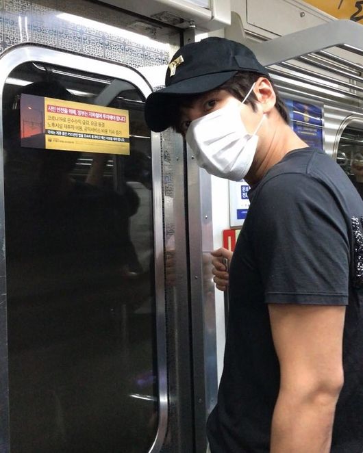 Actor Jang Keun-suk has delivered a warmer recent news.On the afternoon of the 28th, Jang Keun-suk posted several selfies on his personal SNS, saying Run #run.Jang Keun-suk in the photo is riding the Seoul subway.Jang Keun-suk caught the fans attention at once, sporting an unhidden visual despite wearing a mask on an all-black suit.So fans are heading for Jang Keun-suk, who uses public transportation instead of a private car, Where are you going?, Take me, Do you ride the underground railway?, It is really cool and so on.On the other hand, Jang Keun-suk released a new Japanese song Day By Day on the 15th.Jang Keun-suk SNS