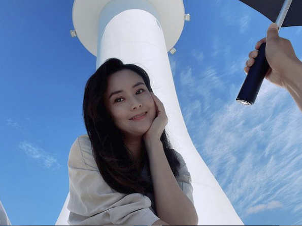 Actor Choi Jung-yoon finished the last film of the drama Amor Party.Choi Jung-yoon posted a picture on his personal Instagram account on the afternoon of the 28th with a message called # blue Sky # lighthouse # egen memories # last scene.In the photo, he is making a clear face against the lighthouse and blue Sky.Choi Jung-yoon has been meeting viewers with the SBS morning drama Amor Party since April, and has returned to the house theater in six years after taking on the role of heroine Do Yeon-hee.It is about to end after five months of filming.Meanwhile, Choi Jung-yoon married Yoon Tae-joon, the eldest son of Eland Group vice chairman and group eagle five in 2011.She gave birth to her first daughter in November 2016, five years after her marriage, and she was saddened by the fact that she was being paranoid on the air.SNS