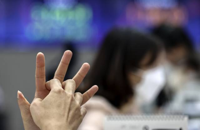 코스피가 약세로 출발한 27일 오전 서울 중구 하나은행 딜링룸에서 딜러가 업무를 보고 있다. /사진=연합뉴스