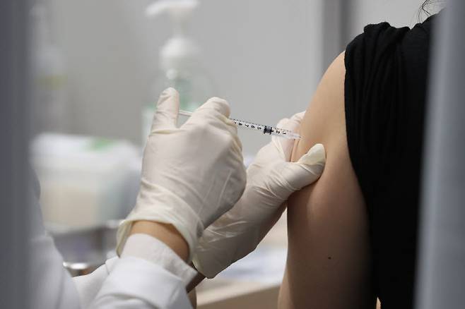지난 28일 오전 서울 마포구민체육센터에 마련된 코로나19 예방접종센터에서 한 시민이 백신 접종을 하고 있다. (사진= 연합뉴스)