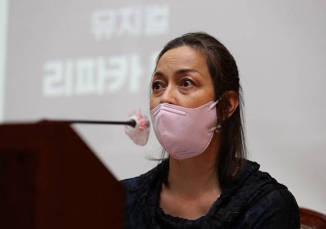 1세대 뮤지컬 음악감독 박칼린이 28일 서울시 종로구 한국불교역사문화기념관에서 열린 ‘2021오대산문화축전’ 기자간담회에서 뮤지컬 ‘리파카 무량’에 대해 설명하고 있다(사진=연합뉴스)