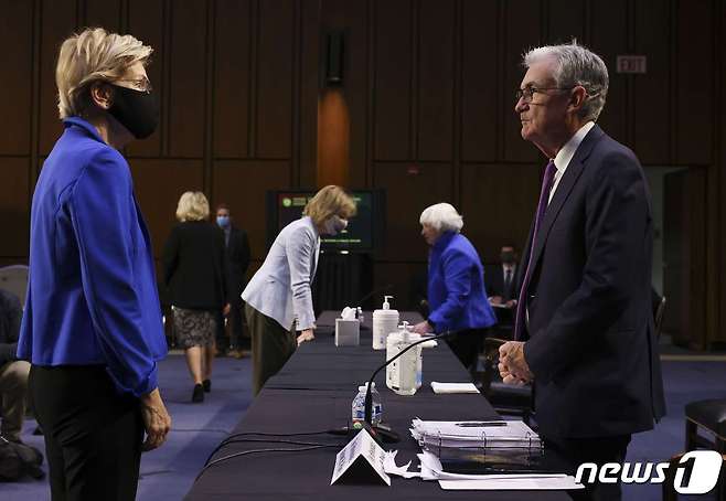 엘리자베스 워런(왼쪽) 상원의원과 제롬 파월 연방준비제도 의장 © AFP=뉴스1