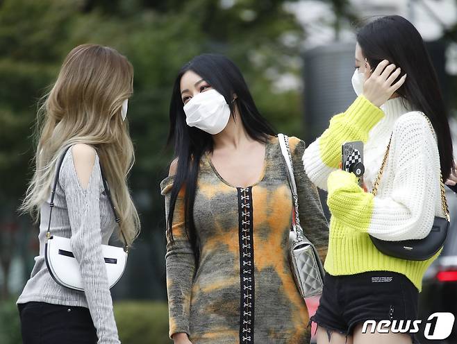 가수 제시(가운데)가 28일 오후 서울 양천구 목동SBS에서 후배 걸그룹 있지(ITZY)를 우연히 만나 담소를 나누고 있다. © News1 권현진 기자
