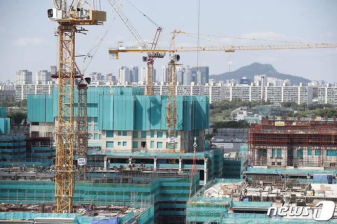 서울의 한 아파트 공사현장(자료사진) 2021.9.15/뉴스1 © News1 이승배 기자