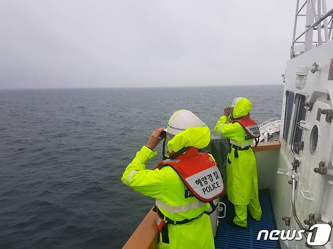 군산해경이 여객선 탑승자 실종자 수색을 벌이고 있다.© 뉴스1