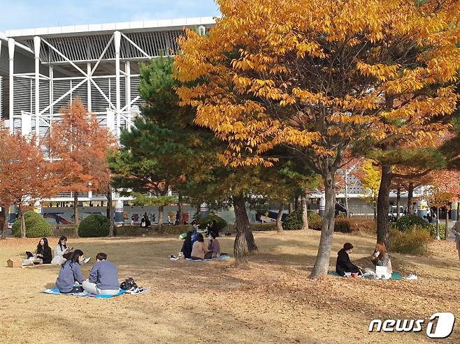 경찰과 지자체가 오후 10시 이후 공원 등지에 대한 방역수칙 위반 점검을 강화한다. 대전 한밭수목원 잔디광장 모습. © 뉴스1