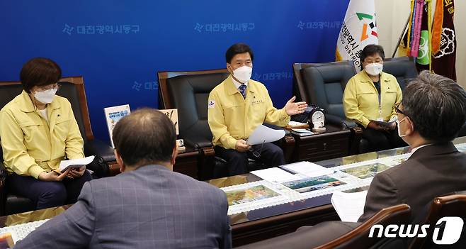 황인호 대전 동구청장(가운데)이 29일 대학가 코로나19 확산 차단을 위한 대응책 마련을 위해 관내 대학 총장들과 간담회를 갖고 있다. (동구 제공) ©뉴스1