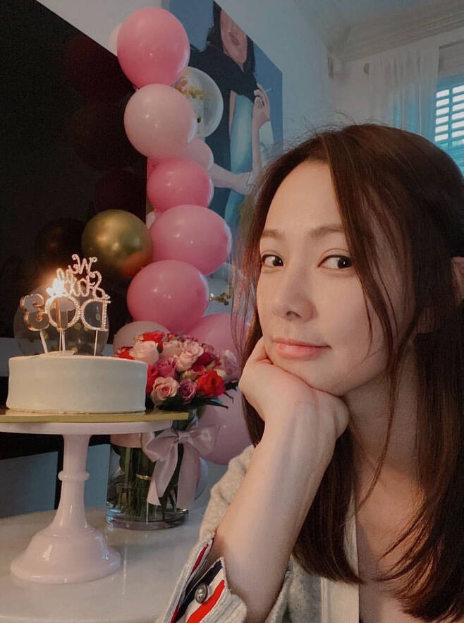 Actor Son Tae-young celebrates Wedding anniversarySon Tae-young posted a picture on his Instagram on the 29th with an article entitled 2008...2021.9.28 and thank you today.Son Tae-young in the photo is staring at the camera while posing with one hand on his chin.On the table are cakes, pink balloons and flower decorations celebrating the Wedding anniversary.Another photo showed Son Tae-young watching a video of Husband Kwon Sang-woo.Son Tae-young, who is currently living with his children in New York, USA, has been saddened by the Wedding anniversary, who is spending alone watching the video of Husband Kwon Sang-woo in Korea.Meanwhile, Son Tae-young married Actor Kwon Sang-woo in 2008 and has one male and one female.