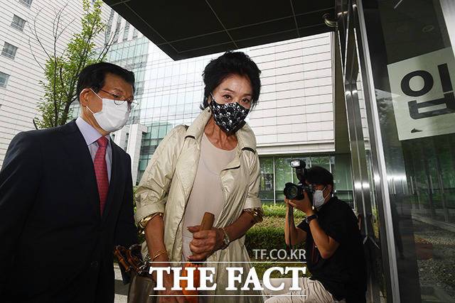 배우 김부선씨가 29일 더불어민주당 대권주자인 이재명 경기지사를 겨냥해 "이재명 신체 점 절대 안 뺐다에 1조원 조심스레 걸어본다"고 말했다.