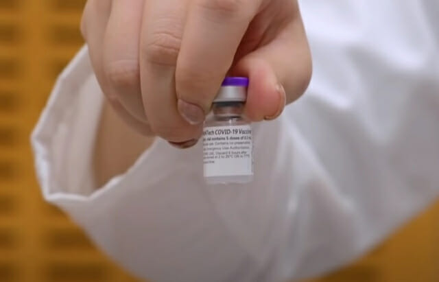 미접종자는 30일 오후 6시까지 코로나19 예방접종 사전예약 홈페이지와 카카오와 네이버를 통한 SNS 당일신속 예약서비스를 통해 예방접종을 예약할 수 있다.  (사진=미국 CBS 유튜브 뉴스 화면 갈무리)