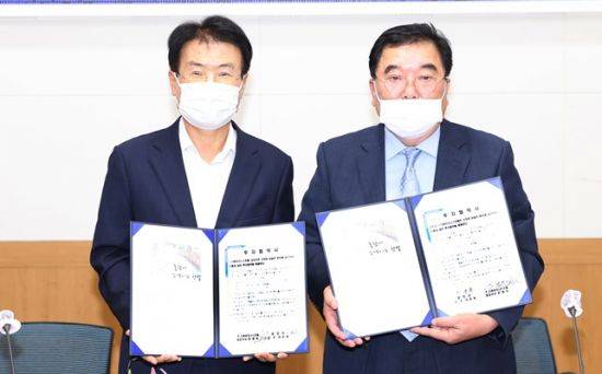 강진군과 ㈜더원 비즈니스호텔이 MOU 체결식을 가졌다. ⓒ 아시아경제