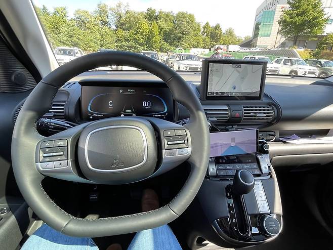 캐스퍼의 디지털 계기판과 D자형 운전대./오로라 기자