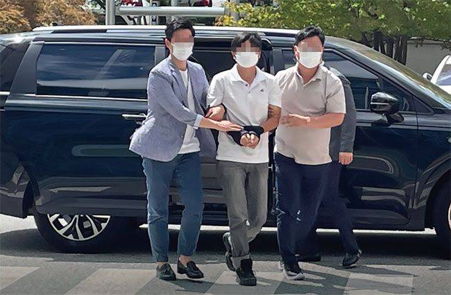 지난 8월 18일 오후 간첩혐의를 받는 ‘자주통일 충북동지회’ 손모(가운데)씨가 구속 전 피의자 심문(영장실질심사)을 위해 법정에 출석하고 있는 모습. /연합뉴스