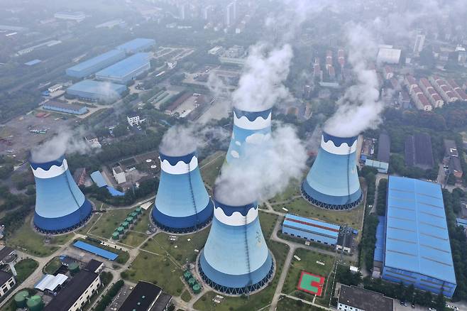 중국 장쑤성 난징의 한 석탄 화력발전소 냉각탑에서 하얀 수증기가 나오고 있다.