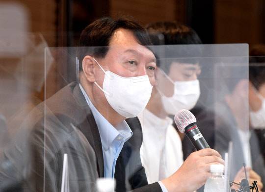 국민의힘 대선 경선 후보인 윤석열 전 검찰총장이 29일 오전 서울 중구 버텍스코리아에서 열린 '꿈과 혁신 4.0 밀톡, 예비역 병장들이 말하고 윤석열이 듣는다'에서 발언하고 있다.국회사진기자단·연합뉴스