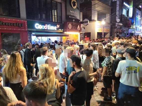 지난 10일 오후 11시 홍익대학교 인근 골목에서 수백여명의 외국인이 술을 마시고 있다. 사진=이진혁 기자