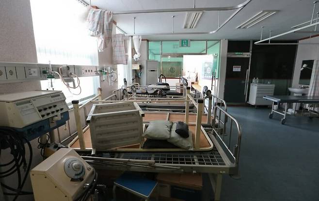 정부가 공공투자사업을 추진할 때 지방은 쉽게 외면당한다. 지방소멸 위기가 커지는데도 지방을 배려하는 ‘불공정한 정책’은 찾아보기 어렵다. 사진은 경영난으로 문을 닫은 지방의 한 병원 응급실. 김정효 기자 hyopd@hani.co.kr