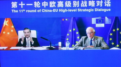 왕이 중국 외교부장이 28일 주제프 보레이 유럽연합 외교안보 담당 고위대표와 화상 회담을 하고 있다. 중국 외교부 제공