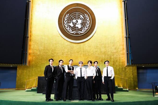 BTS, who participated in the UN General Assembly as a special presidential envoy for future generations and culture, pose for a photo at the UN General Assembly Hall in New York on Sept. 20. (Yonhap News)