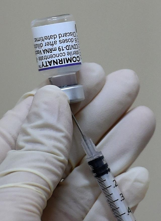 29일 계명대 대구동산병원에 마련된 대구 중구 예방접종센터에서 한 의료진이 화이자 백신을 주사기에 옮겨 담고 있다. 뉴시스