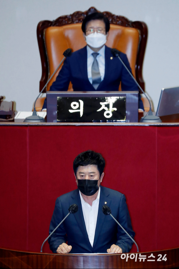 정찬민 국민의힘 의원이 29일 서울 여의도 국회에서 열린 본회의에서 체포동의안 표결 전 신상발언을 하고 있다.