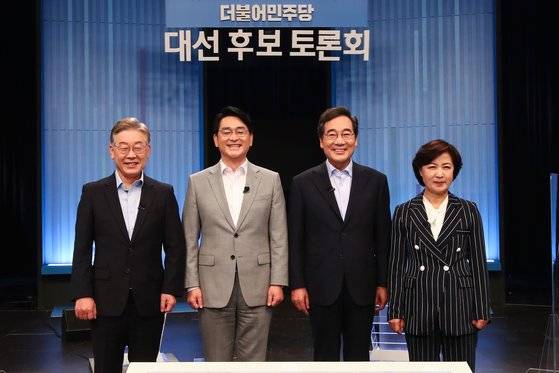 더불어민주당 대선 경선 후보들이 28일 서울 목동 SBS에서 열린 더불어민주당 제20대 대선 후보 TV토론에 참석해 기념촬영을 하고 있다. 왼쪽부터 이재명, 박용진, 이낙연, 추미애 후보. 뉴스1