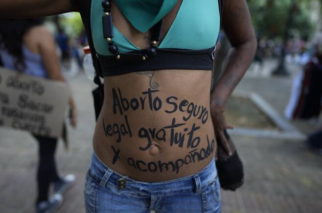 시위에 참가한 베네수엘라 여성이 자신의 몸에 '안전하고 합법적이며 지유롭고 동반자 있는 낙태'라고 썼다. AP =연합뉴스