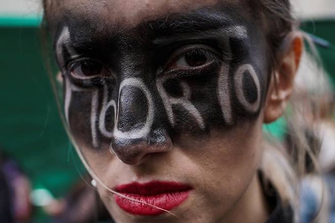 콜롬비아 보고타의 시위 여성. Aborto(낙태)라고 페이스 페인팅을 했다. 로이터=연합뉴스