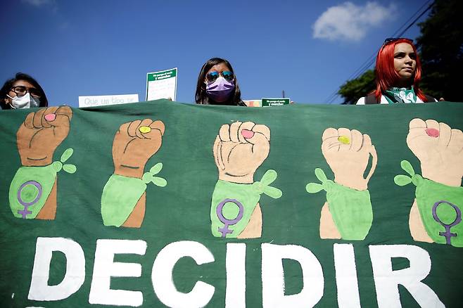 엘 살바도르 수도 산 살바도르 여성들이 28일 시위에 참가하고 있다. 스페인어 DECIDIR는 결정하다는 뜻이다. EPA=연합뉴스