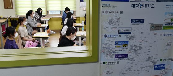 지난달 서울의 한 고등학교에서 고3학생들이 공부하고 있는 모습. 우상조 기자